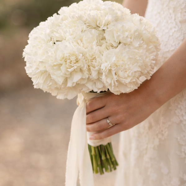 RAMO DE NOVIA PURE WHITE CON CLAVELES BLANCOS | Vida Floristería en Torrevieja