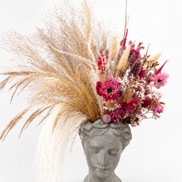 Cabeza decorativa con flores secas y preservadas