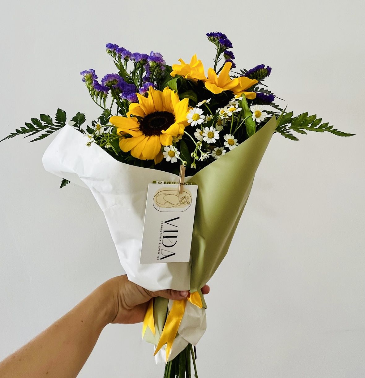 RAMO DE FLORES SOL | Floristería Vida en Torrevieja - Imagen 2