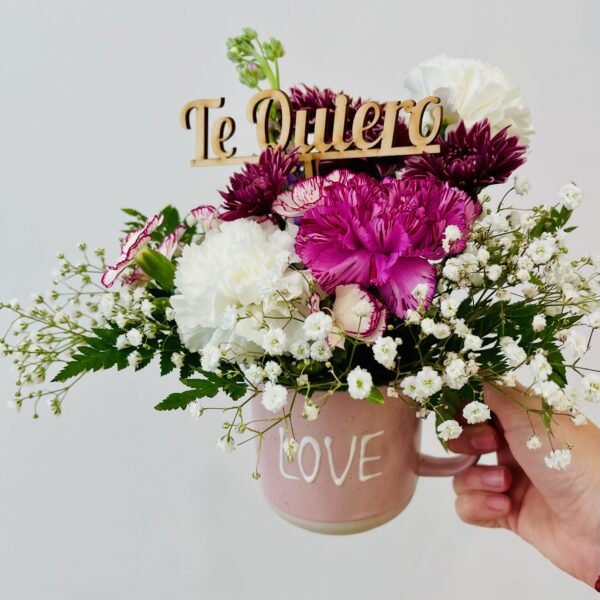 Taza de flores frescas un regalo original